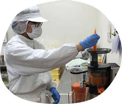 作業所つどい（製粉作業）｜室内で、ゆったりと自分のペースで取り組める簡単な作業です。